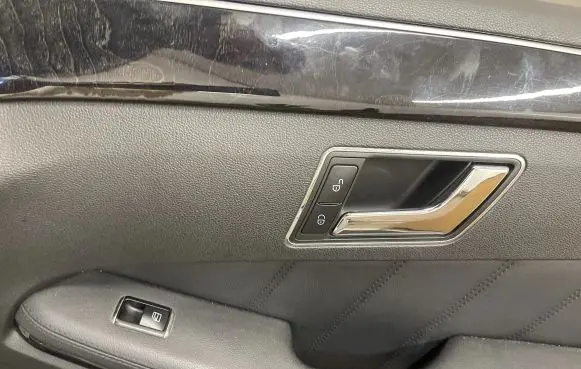 Mercedes-Benz E W212 Front door card panel trim A2127270448
