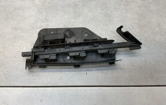 Front bumper mounting bracket