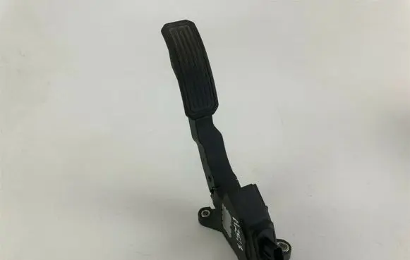 Toyota Avensis T270 Accelerator throttle pedal 7811002010 H2513