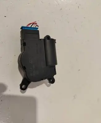 Volkswagen Touareg I Air flap motor/actuator 52411483R03 3093694 110705D05