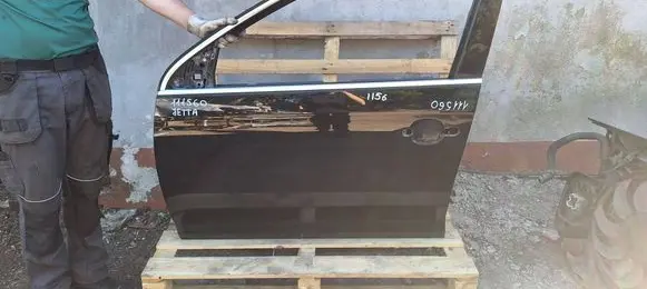 Volkswagen Jetta V Front door