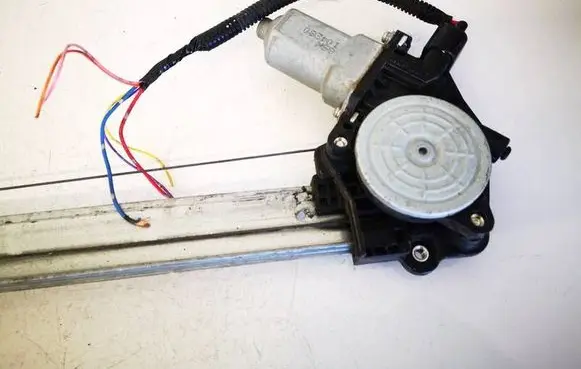 Honda CR-V Front door window regulator motor