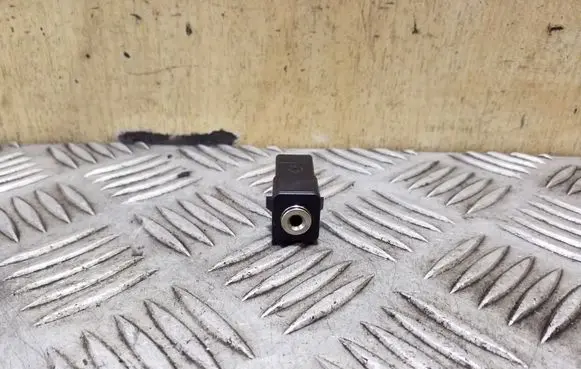 Jaguar XF X250 AUX in-socket connector 30657961