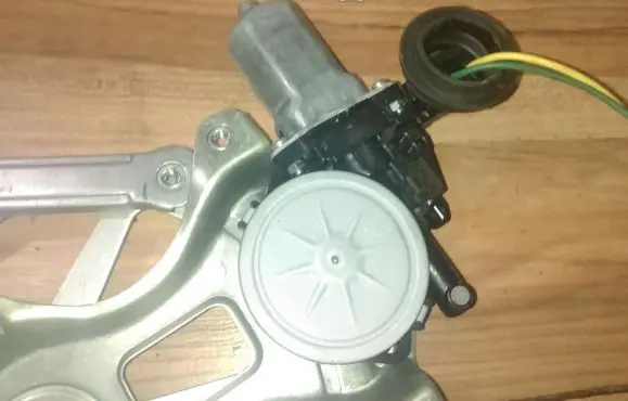 Toyota Prius (XW20) Front door window regulator motor 85720-35140
