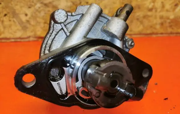 Opel Corsa D Vacuum pump 73501167 902400011