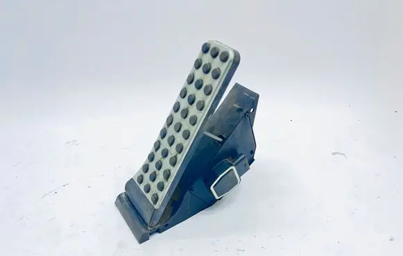 Mercedes-Benz C W204 Accelerator throttle pedal A2043000204 290812 10119