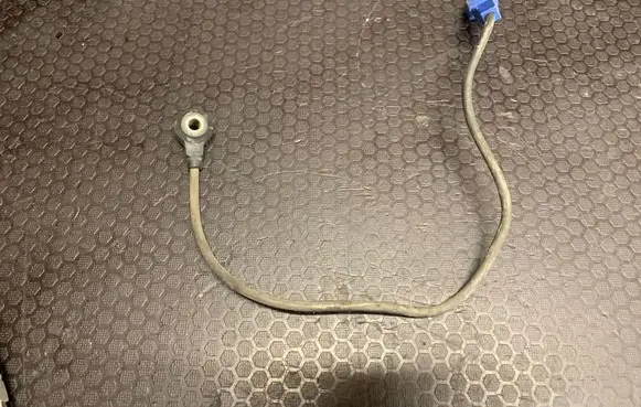 Audi A4 S4 B5 8D Detonation knock sensor 06C905377