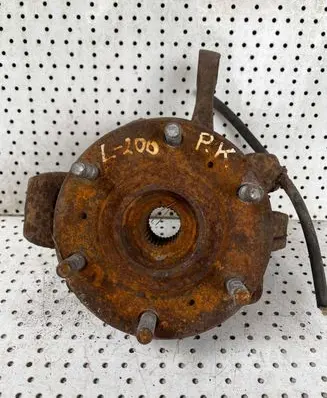 Mitsubishi L200 Front wheel hub spindle knuckle 