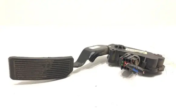 Accelerator throttle pedal
