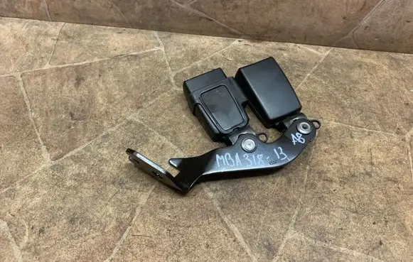 Audi A8 S8 D4 4H Middle seatbelt buckle (rear) 4H0857740