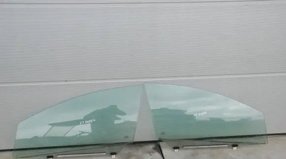 Toyota Avensis T270 Sliding door window/glass 126KM