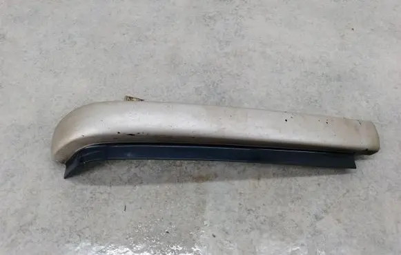 Land Rover Discovery Under headlight/headlamp trim DHH100720