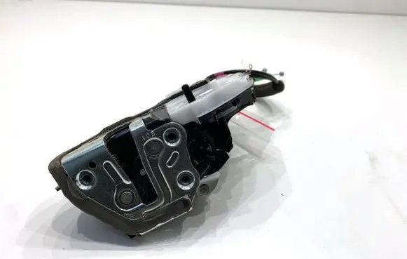 Toyota Camry VIII XV70 Rear door lock