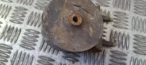 Engine mount bracket