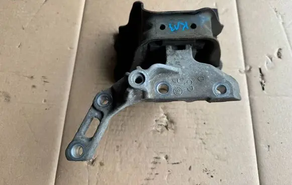 Nissan Micra Engine mounting bracket
