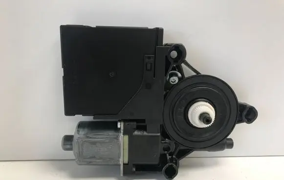 Volkswagen PASSAT B7 Front door window regulator motor 3AA959702A