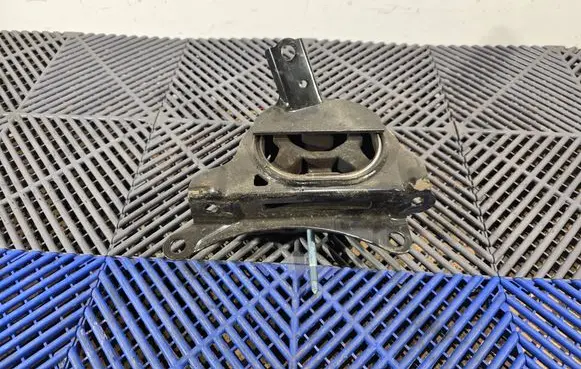 Toyota C-HR I Engine mount bracket