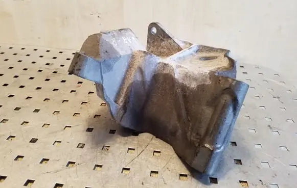 Volvo XC60 Engine mounting bracket