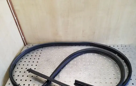Nissan Qashqai+2 Front door rubber seal