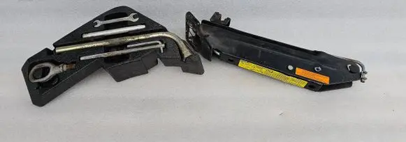 Volkswagen Touareg I Tool set 7L0012113 7L0011031B