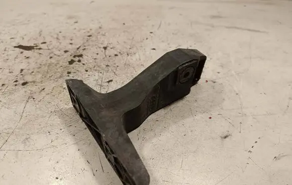 Audi Q7 4M Front bumper mounting bracket 4M0807333