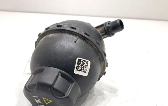 BMW 5 G30 G31 G38 Coolant expansion tank/reservoir 7604431