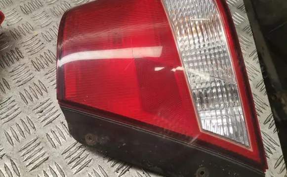 Hyundai Accent Rear/tail lights 90907e