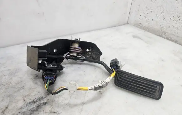 Toyota Avensis T250 Accelerator throttle pedal 8222305060C