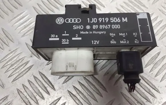Volkswagen Polo IV 9N3 Coolant fan relay 