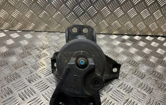 KIA Sportage Engine mount bracket 21810