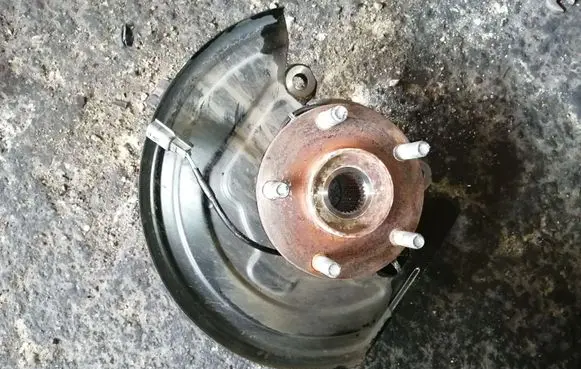 Nissan Juke I F15 Front wheel hub