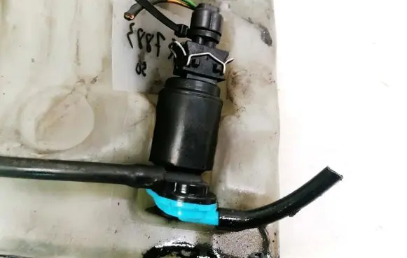 Volkswagen PASSAT B4 Windscreen/windshield washer pump