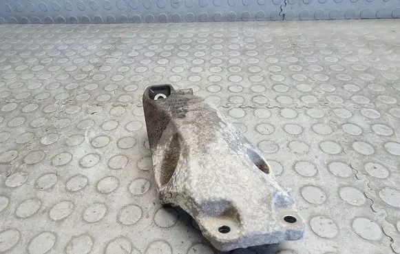 BMW X3 F25 Engine mounting bracket 6861401