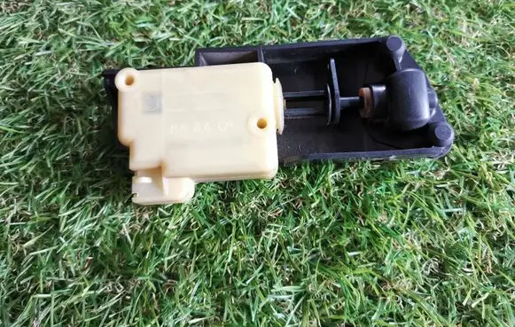 Volvo V70 Central locking motor 9483311