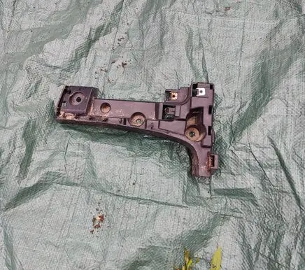 Rear bumper mounting bracket