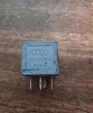 Volkswagen PASSAT B5 Other relay 443951253K