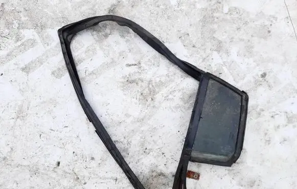 Rear vent window glass