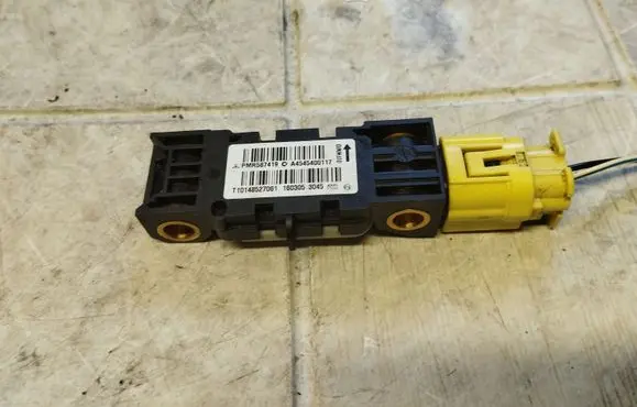 Mitsubishi Colt Airbag deployment crash/impact sensor PMR587419 A4545400117