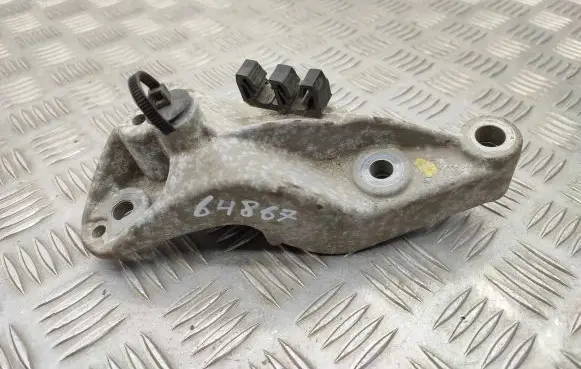 Opel Vivaro Engine mounting bracket