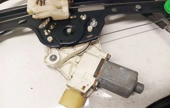 BMW 1 E81 E87 Front door window regulator motor 6927027