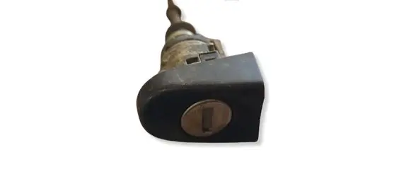 Volkswagen Touran I Front door lock (next to the handle)