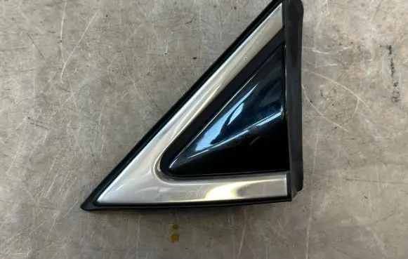 Hyundai Santa Fe Front door glass trim molding 861802W000