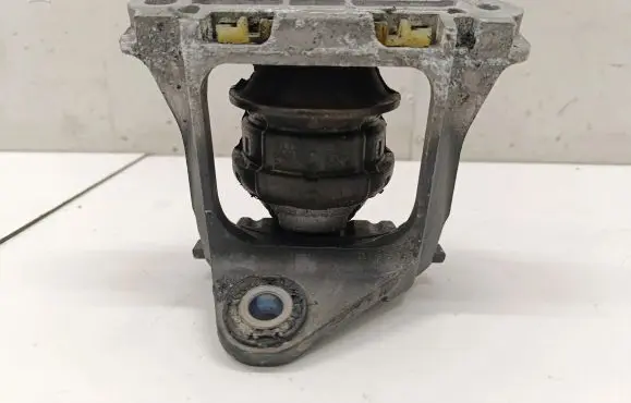 Volvo XC60 Engine mount bracket