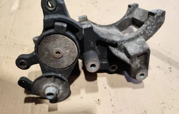 Toyota Land Cruiser (J120) A/C compressor mount bracket 