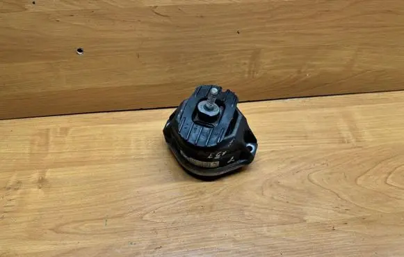 BMW 5 E60 E61 Engine mount bracket 6774619