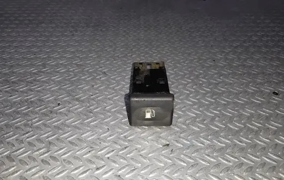 Land Rover Discovery Fuel tank opening switch YUG102390