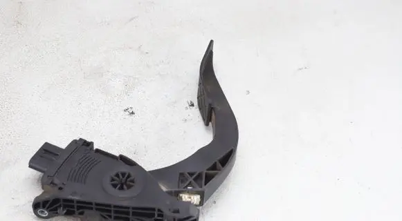 Accelerator throttle pedal