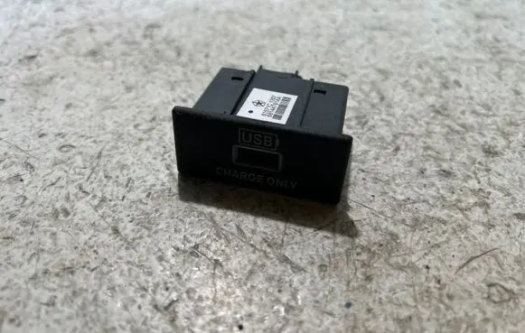 Dodge Durango USB socket connector 68144781AA 61571C1357