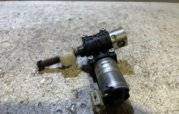 BMW 5 F10 F11 Seat adjustment motor 9168761 140810 0390204013