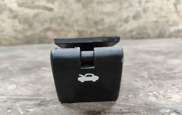Cadillac SRX Engine bonnet (hood) release handle
